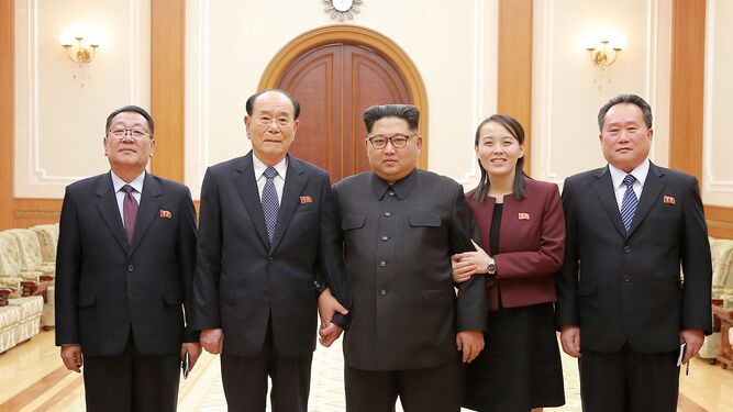 El líder norcoreano Kim Jong-un (centro), entre el presidente honorífico, Kim Yong-nam, y su hermana, Kim Yo-jong.