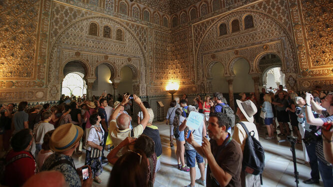 El Salón de Embajadores del Real Alcázar  repleto de turistas.