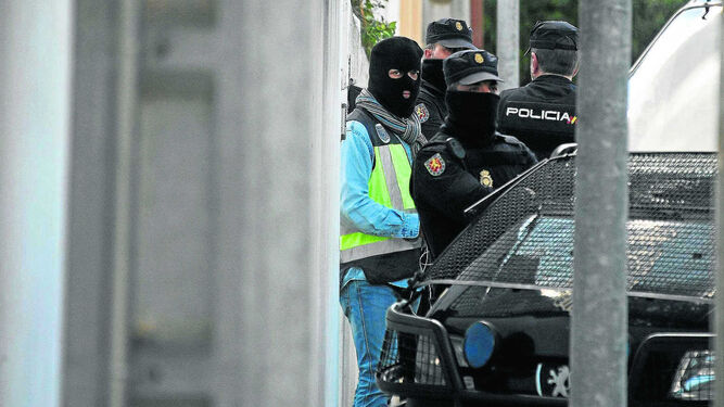 Agentes de la Policía Nacional, en una operación el Algeciras el pasado día 5.
