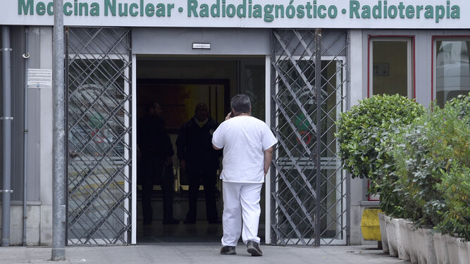 Un trabajador del SAS accede al Hospital Virgen del Rocío.