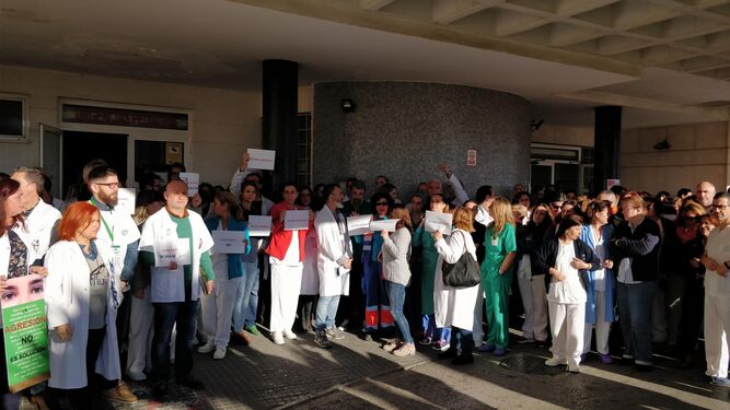 La concentración que tuvo lugar ayer a las puertas de Urgencias del hospital de La Línea.