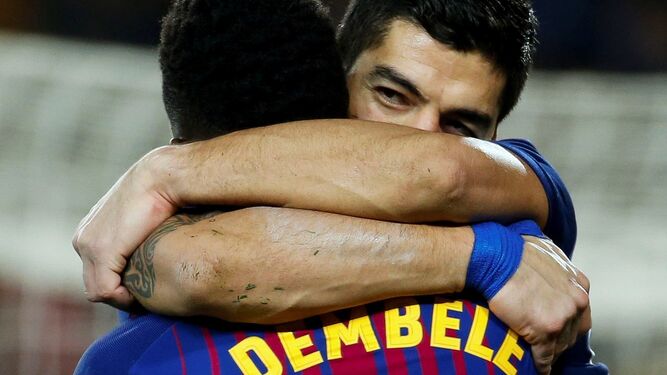 Abrazo de Suárez a Dembele tras uno de sus goles.