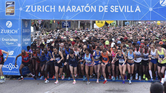 La salida del Maratón de Sevilla 2018.