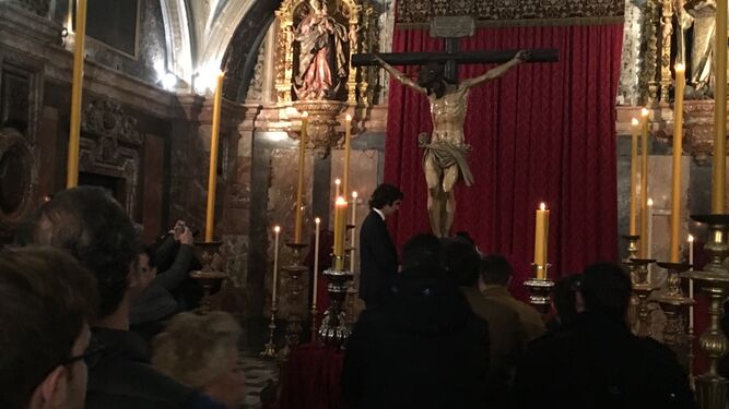 El besapié del Calvario es una magnífica oportunidad para contemplar de cerca la belleza de este Crucificado.