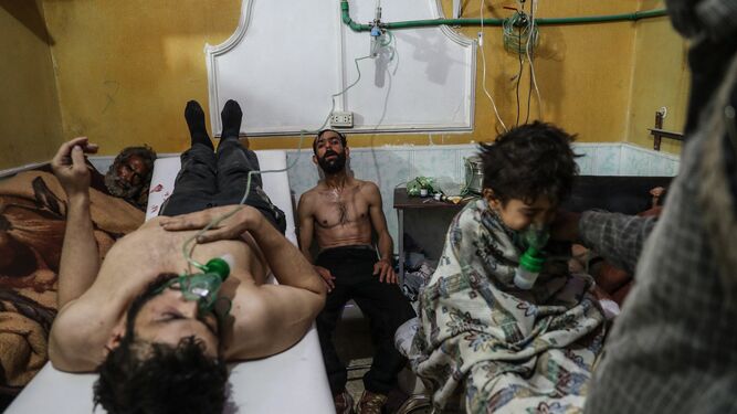 Varias personas recibían ayer tratamiento tras el supuesto ataque con gas del domingo sobre Al Shafuniah, en Guta.