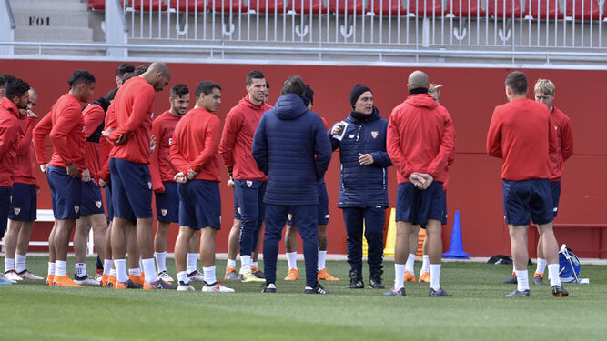 Montella se dirige a sus jugadores antes de viajar a Málaga.