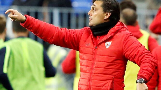 El entrenador del Sevilla, Vicenzo Montela, da instrucciones a sus jugadores durante el partido en La Rosaleda.