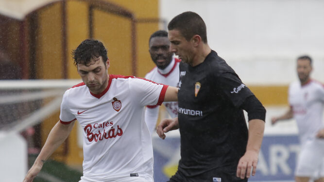 Un jugador del Utrera presiona a un rival del Algeciras.