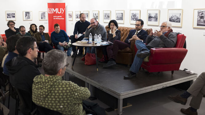 José María Rondón moderó el 'sofá' redondo con Manuel Grosso, César Rina, Mercedes de Pablos y el autor de la crónica. entre fotos de Martín Cartaya.
