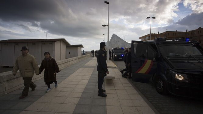 Recorrido en un patrullero de la Polic&iacute;a Nacional a las zonas del narcotr&aacute;fico en el campo de Gibraltar, en im&aacute;genes