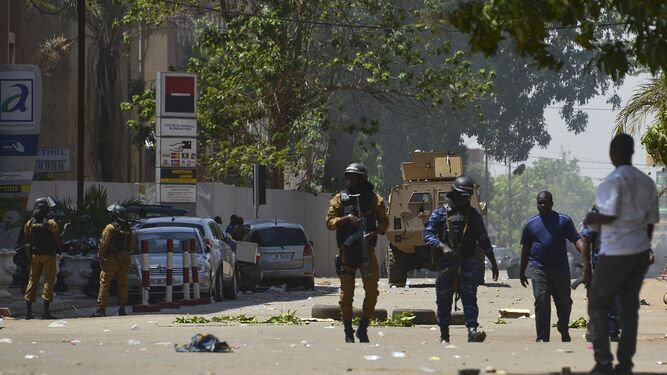 Soldados patrullando por Uagadugú tras el ataque terrorista.