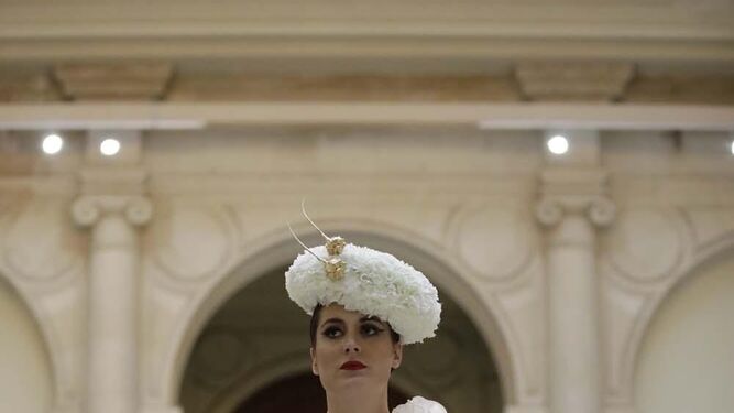 De i. a dcha. Águeda López, mujer del cantante Luis Fonsi; dos detalles de volantes y tocados, y diseño con sombrero cordobés.