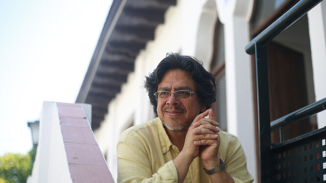 El escritor, profesor y columnista Fernando Iwasaki (Lima, 1961).