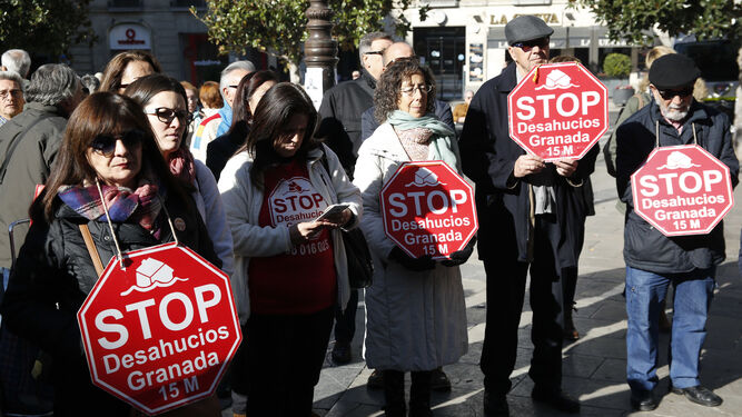 La plataforma Stop Desahucios protestando por el caso de una familia de Gabias.