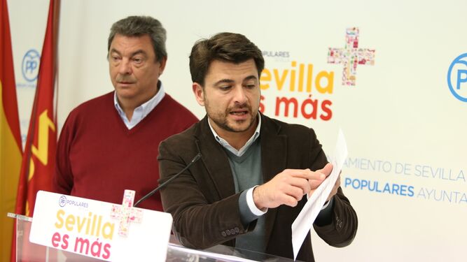 Beltrán Pérez junto a Ignacio Flores en una rueda de prensa.