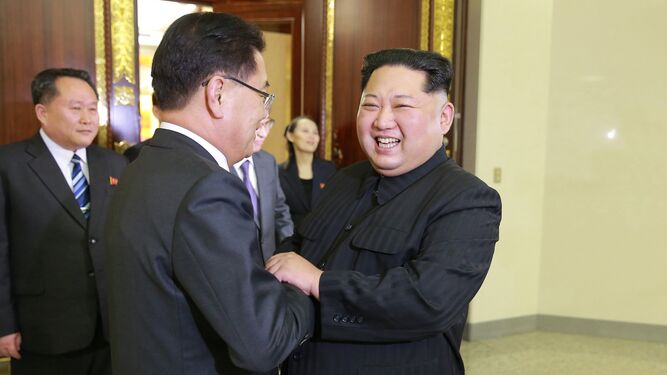 El líder norcoreano, Kim Jong-un (a la derecha de la imagen), saluda ayer a un emisario de Corea del Sur.