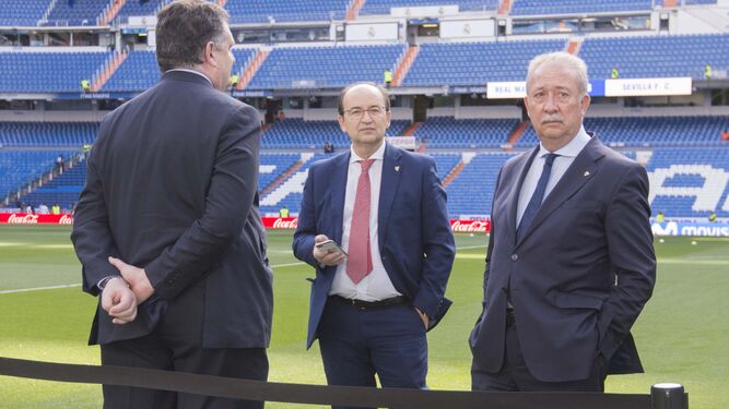 José Castro, junto a Juan Luis Villanueva y Pedro Ellauri en el césped del Santiago Bernabéu.