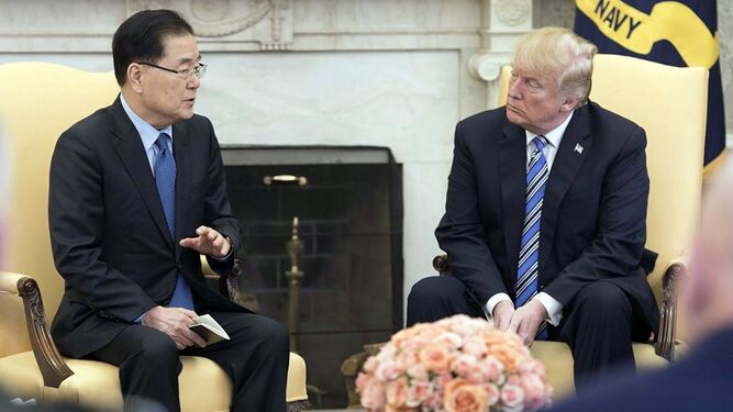 El consejero de seguridad nacional de Corea del Sur, Chung Eui-yong, con Donald Trump en la Casa Blanca.