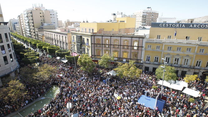 La concentración que pidió ayer el regreso de Gabriel Cruz con su familia, en la Puerta de Purchena de Almería.
