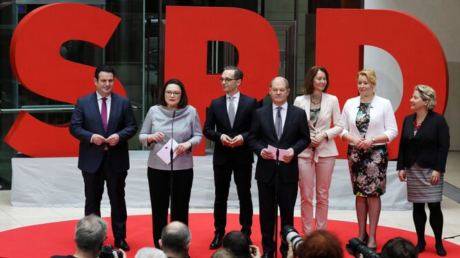 La líder del SPD, Andrea Nahles, y el designado titular de Finanzas, Olaf Scholz, presentan a los ministros, ayer en Berlín.