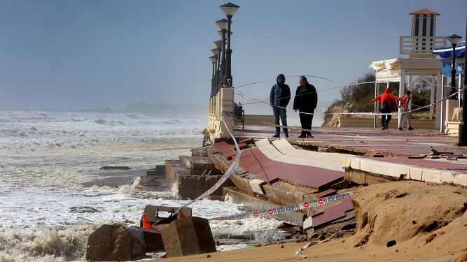 Paseo marítimo de Isla Cristina destrozado por el temporal.