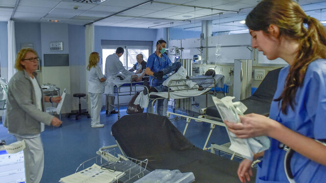 Especialistas en la sala de Observación. Al fondo el cardiólogo Francisco Trujillo realiza una ecocardiografía a un paciente ingresado.