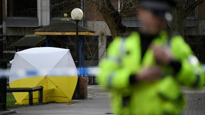 Un policía británico vigila cerca de la tienda montada por un equipo forense en Salisbury donde fueron envenenados el ex espía ruso y su hija.