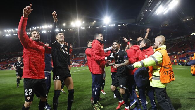 Los jugadores celebran la victoria con la afición desplazada a Manchester.