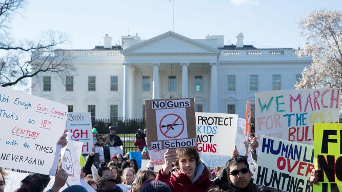 Estudiantes participan en el paro para protestar contra la violencia por armas de fuego, ayer ante la Casa Blanca.