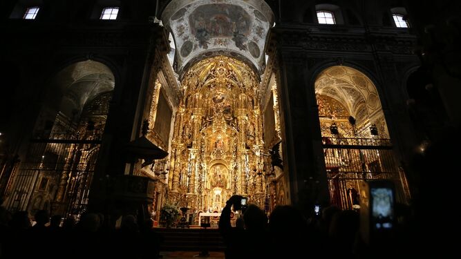 Interior de la Iglesia de la Magdalena iluminado.