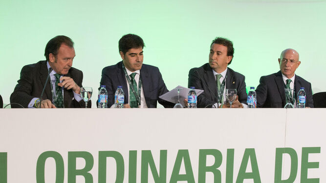 Ernesto Sanguino, Ángel Haro y José Miguel López Catalán, en la última junta de accionistas.