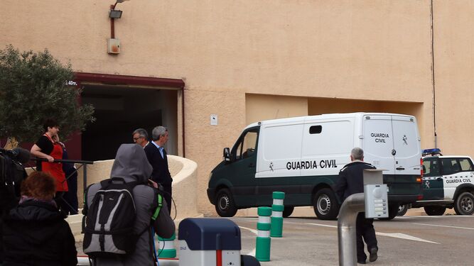 El furgón de la Guardia Civil llega a la prisión del Acebuche, donde ya está Ana Julia Quezada