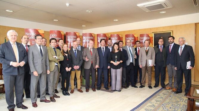 El presidente de la Diputación de Sevilla con los presidentes y gerentes de las asociaciones empresariales turísticas.