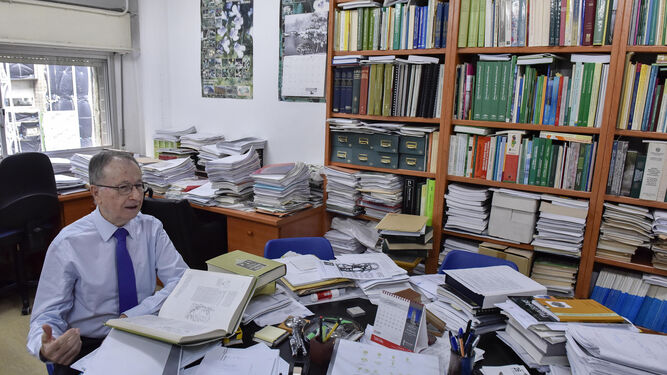 Benito Valdés, en su despacho de la facultad de Biología de la Universidad de Sevilla.