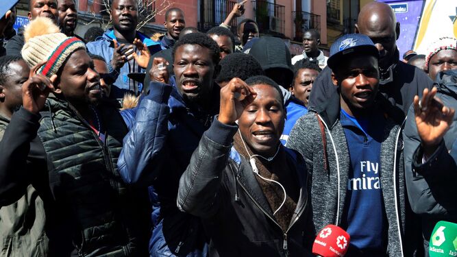 Varios senegaleses se manifiestan ayer en la plaza Nelson Mandela del barrio madrileño de Lavapiés.