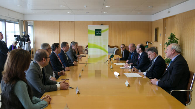 El presidente de la Diputación de Sevilla, ayer con las entidades bancarias, durante la firma de las pólizas.