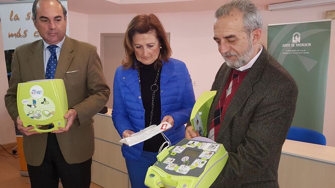 Ángel Ruiz ( Fundación SSG), la delegada territorial de Salud, María Ángeles Fernández; y el delegado Juan Manuel Flores.