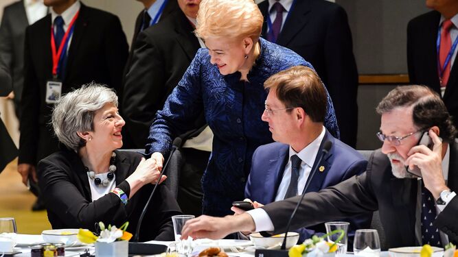 Theresa May saluda a la presidenta lituana, Dalia Grybauskaite.  A su lado, el primer ministro esloveno, Miro Cerar, y Rajoy, ayer en Bruselas.