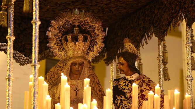 Salida de la Virgen de la Amargura el Domingo de Ramos en Sevilla