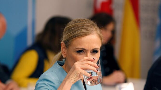 Cristina Cifuentes bebe agua ayer en la reunión del comité ejecutivo del PP madrileño.