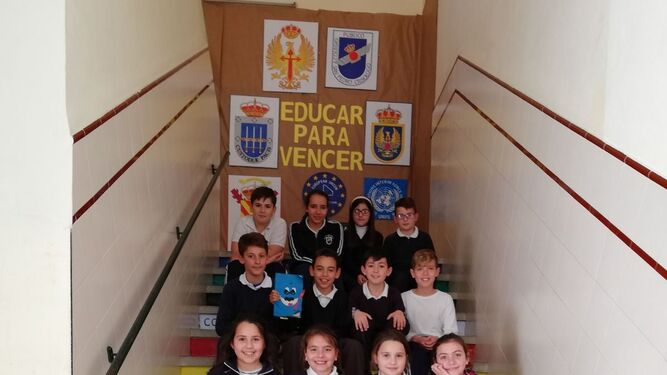 Alumnos del centro con el lema del proyecto y la mascota, 'Don Pedrito'.