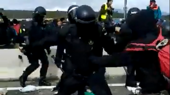 Mossos agrediendo a los manifestantes en Lérida.