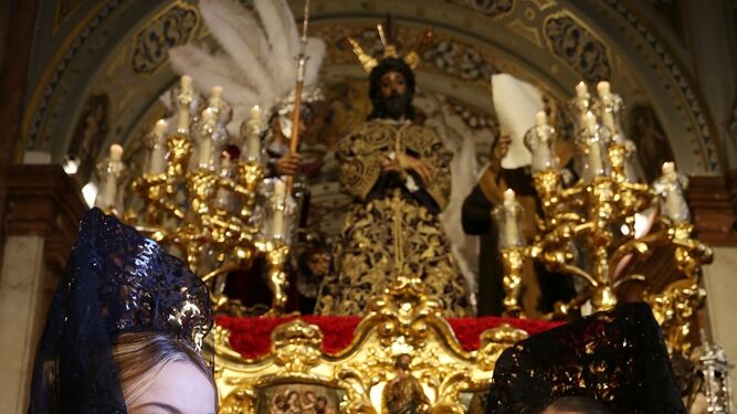 Visita a la bas&iacute;lica de la Macarena en el ma&ntilde;ana del Jueves Santo.