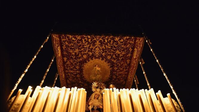 La candeler&iacute;a ilumina a la Virgen del Mayor Dolor y Traspaso.