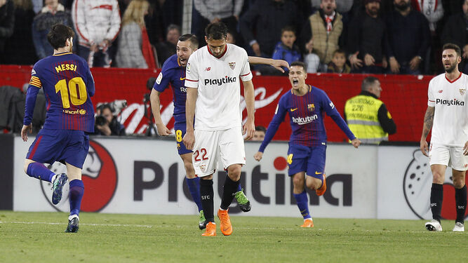Franco Vázquez, con la cabeza agachada, mientras los jugadores azulgrana celebran el 2-2 de Messi.