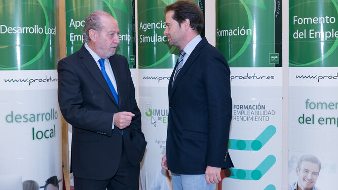 Fernando Rodríguez Villalobos junto al vicepresidente de Prodetur, Antonio Conde.