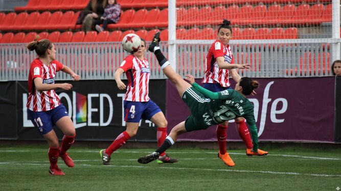 La bética Bea Parra trata de rematar ante varias defensas del Atlético.