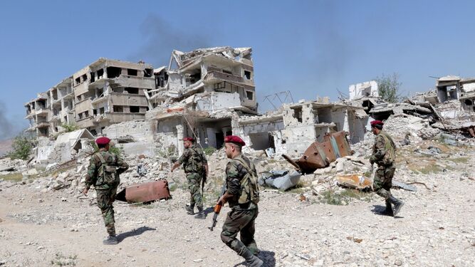 Soldados sirios patrullaban ayer el pueblo de Jobar, en Guta Oriental, a las afueras de Damasco.