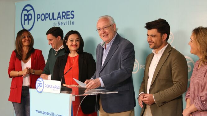 Momento de la presentación de  Jaime Raynaud como coordinador de la campaña electoral de Beltrán Pérez.