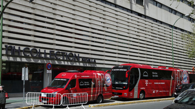 Vehículos de la delegación del Bayern Múnich en la entrada del hotel NH Collection, en calle Diego Martínez Barrio.